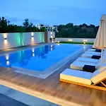 فيلة Hillside Horizon Sgourou