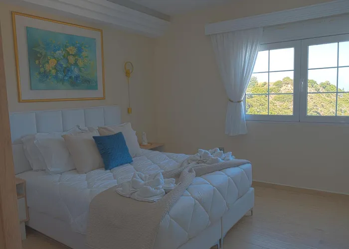 فيلة Hillside Horizon Sgourou