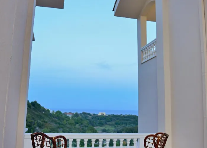 Hillside Horizon * Sgourou